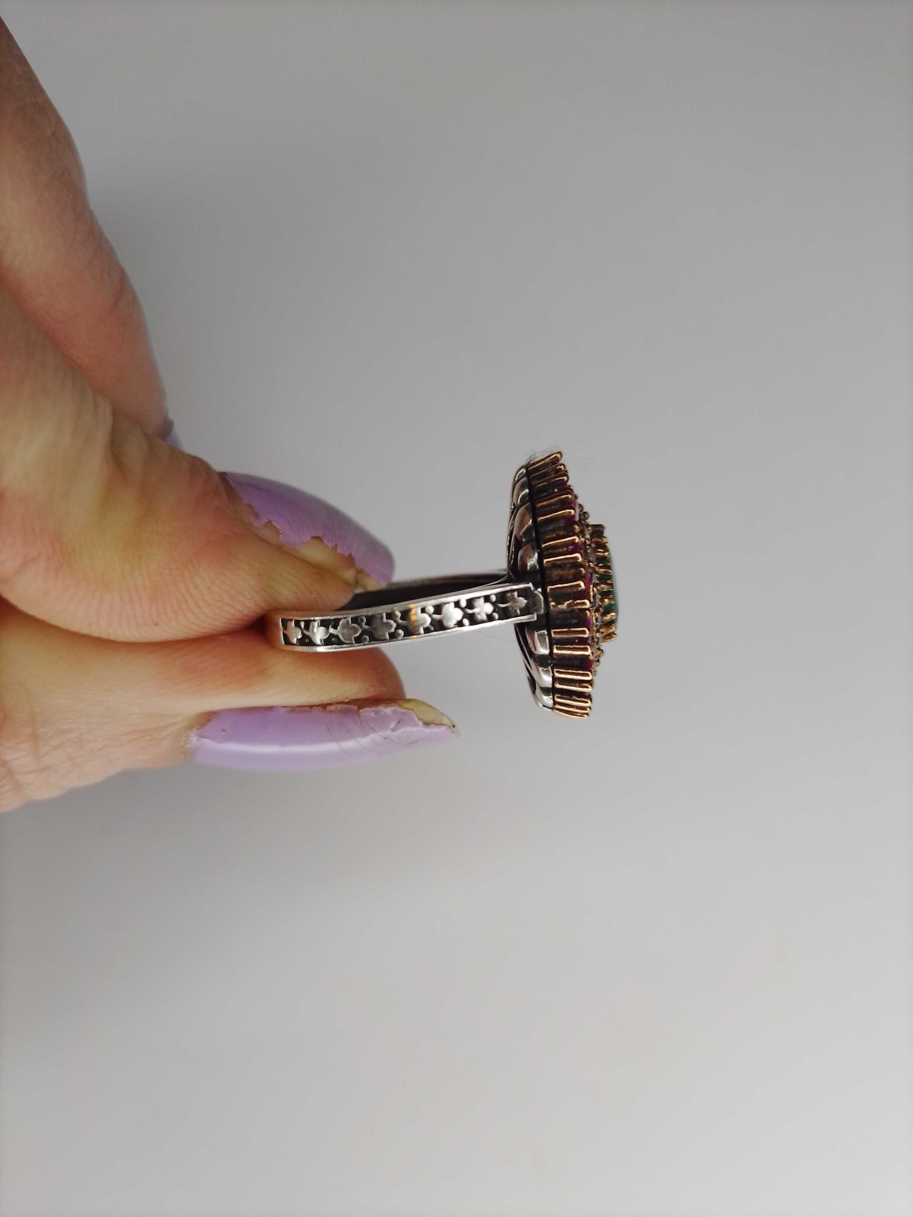 Stary srebrny pierścionek z rubinami i szmaragdem ręcznie wykonany