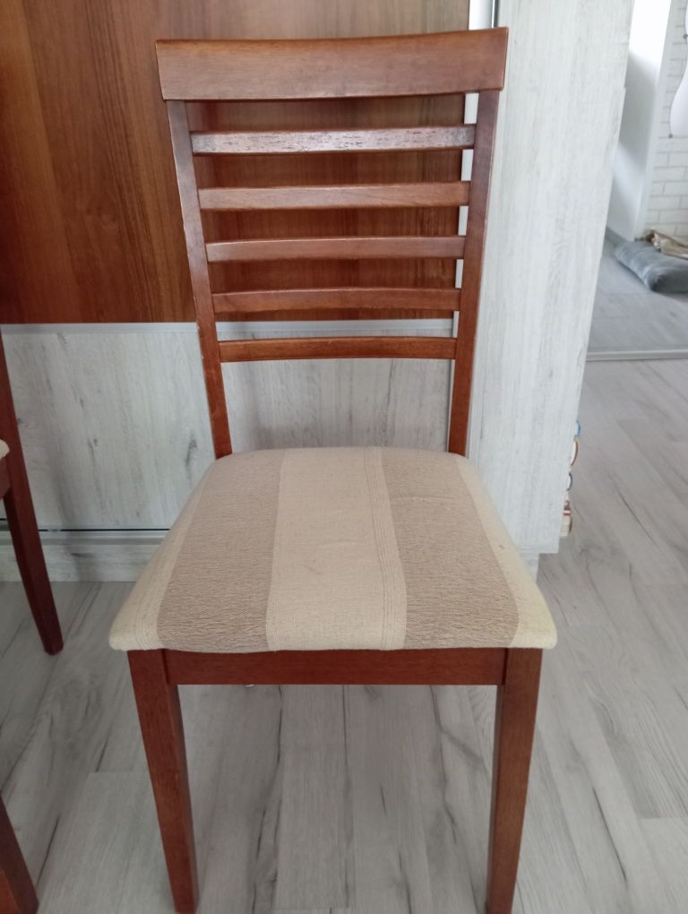 Sprzedam drewniany stół z 4 krzesłami