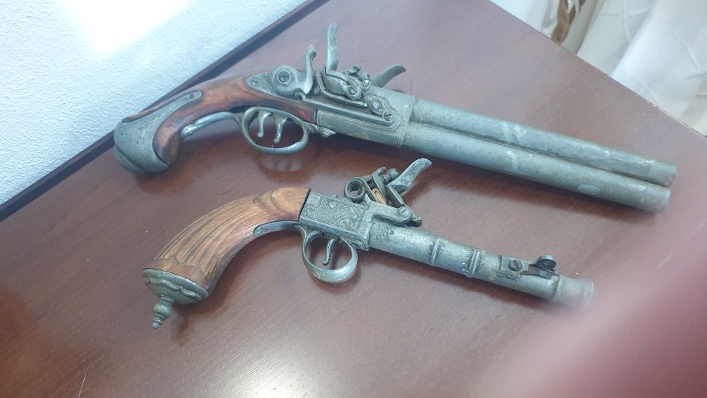 Pistolas antigas de decoração
