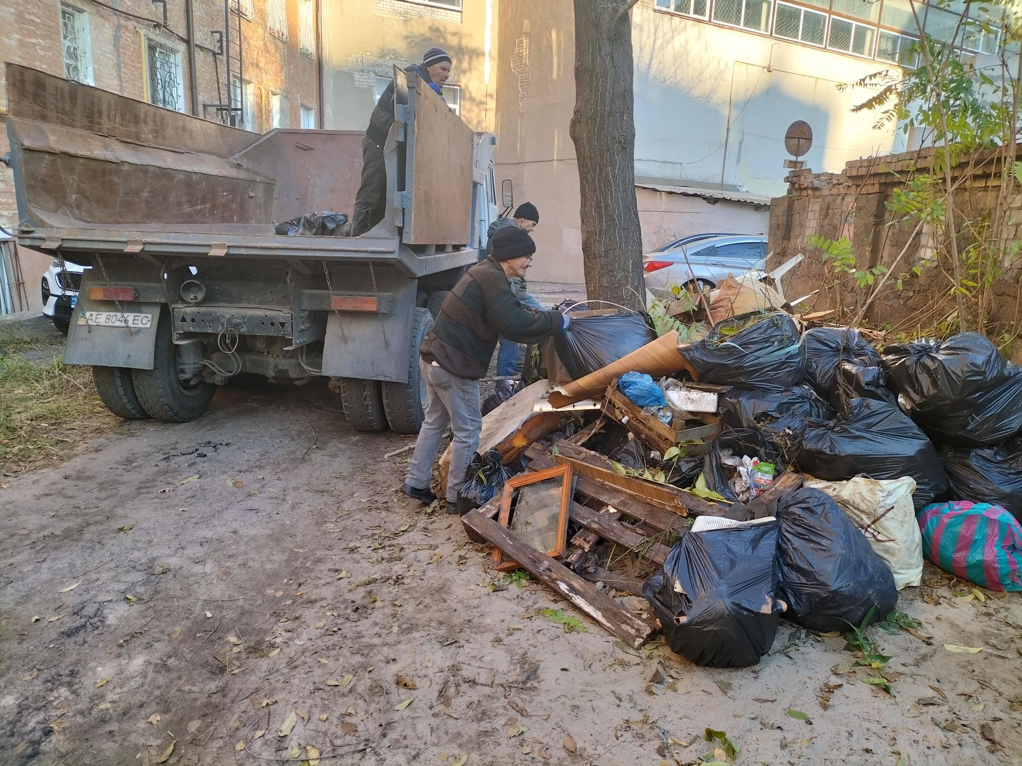 Грузоперевозки КАМАЗ САМОСВАЛ+грузчики, вывоз мусора, песок, щебень, д