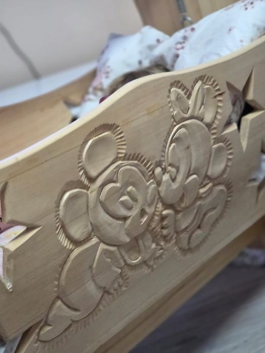 Kołyska ręcznie rzeźbiona