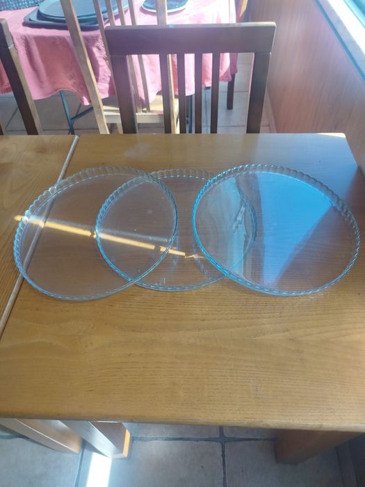 Jarra de vinho,  loiça de barro, taças, tachos , pratos ,travessas