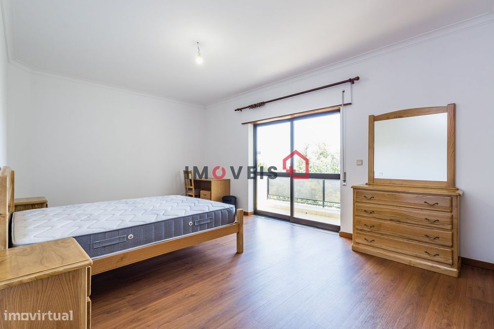 Quarto (para professoras) em apartamento T3 - Quinta do Amparo