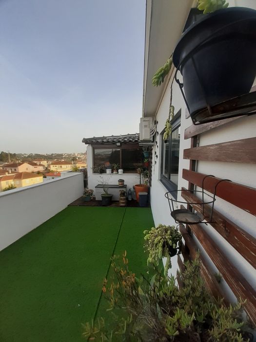 Arrenda-se T2 c/terraço e lugar de garagem