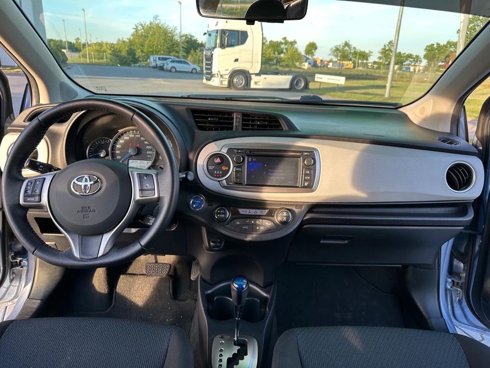 Sprzedam Toyota Yaris Hybrid Selection