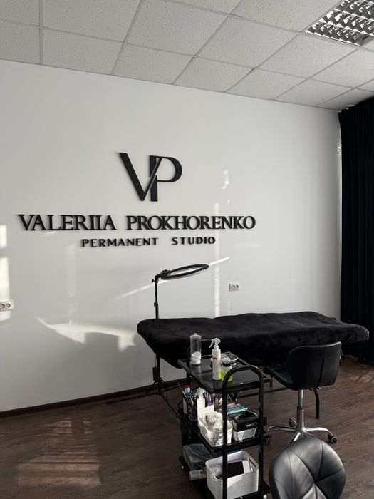 Кушетка або місце бровіста в студії біля ЦУМу