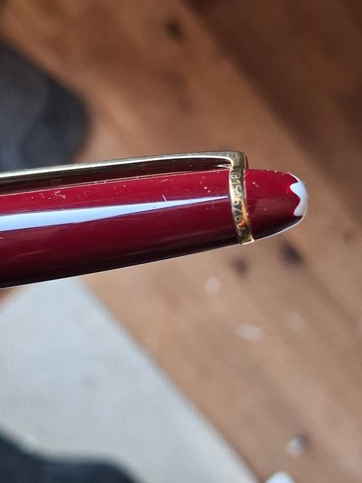 Caneta Montblanc Classic burgundy e ouro