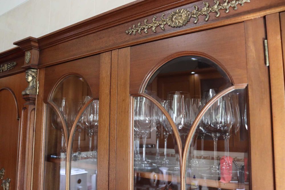 Móvel Antigo em Madeira Maciça