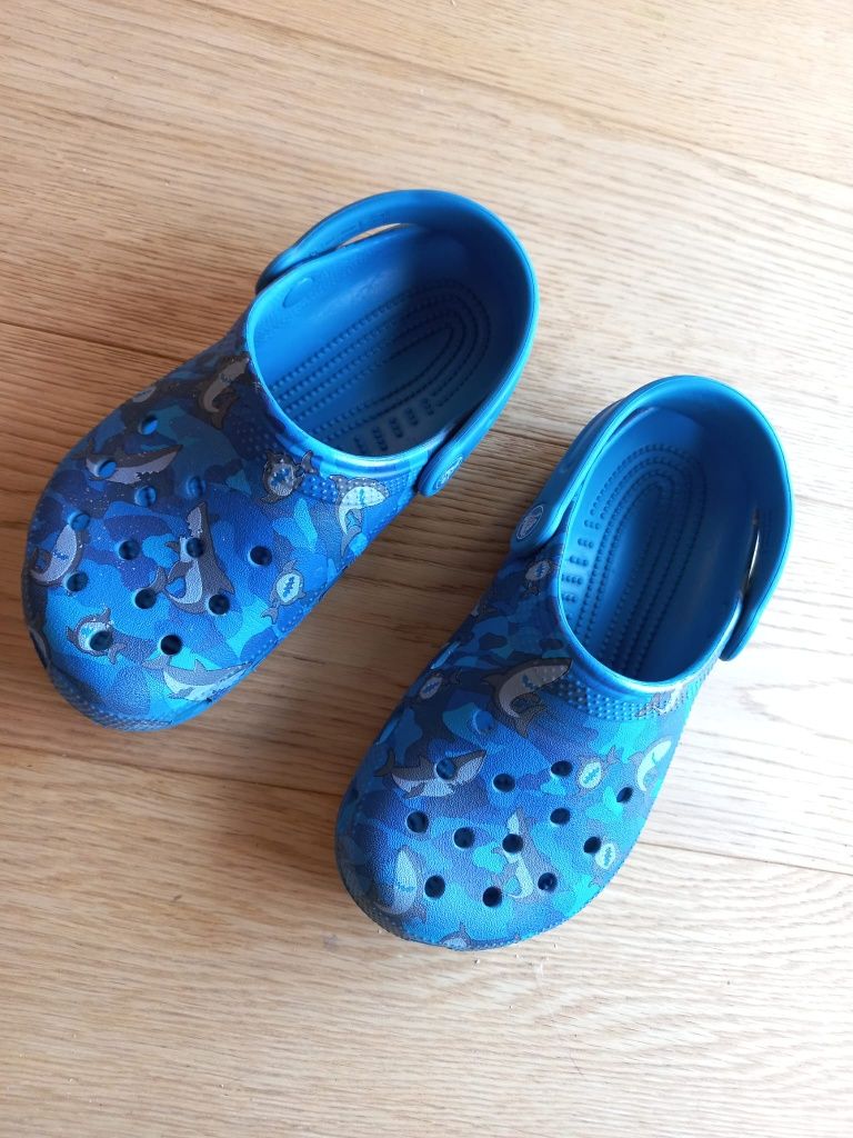 Crocs com tubarões NOVAS!