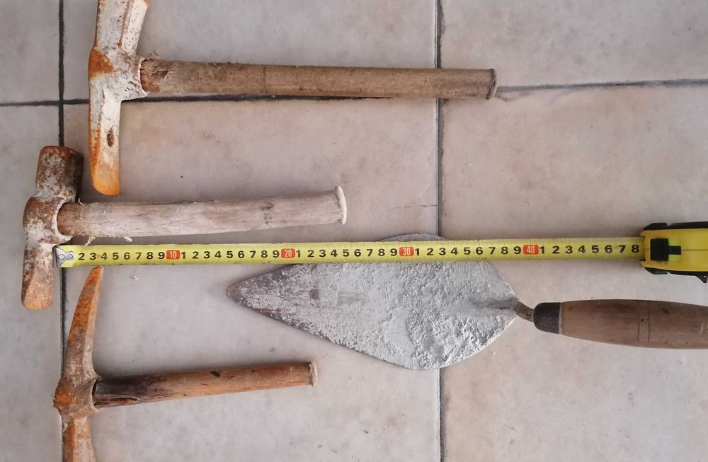 Martelos e colher de pedreiro, lote por 7€