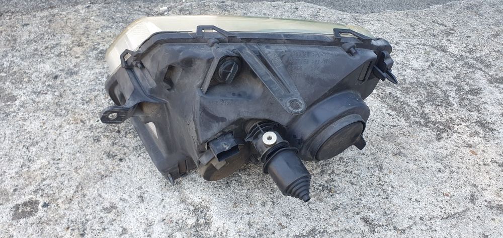 Farol Dacia Duster direito 2011