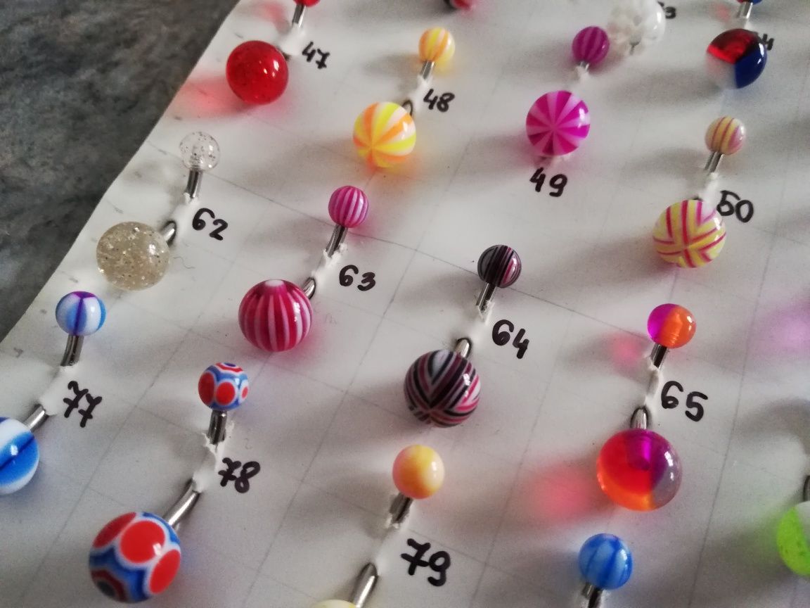 Kolczyki do pępka stalowe 85 szt piercing, glitter, brokat