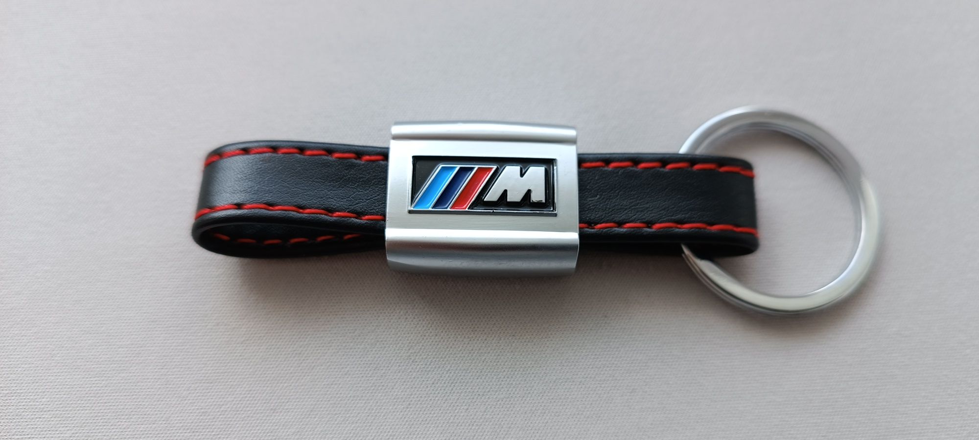 Брелок для ключів BMW M з червоною прострочкою