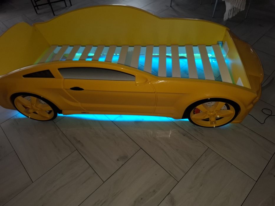 Łóżko w kształcie  samochodu