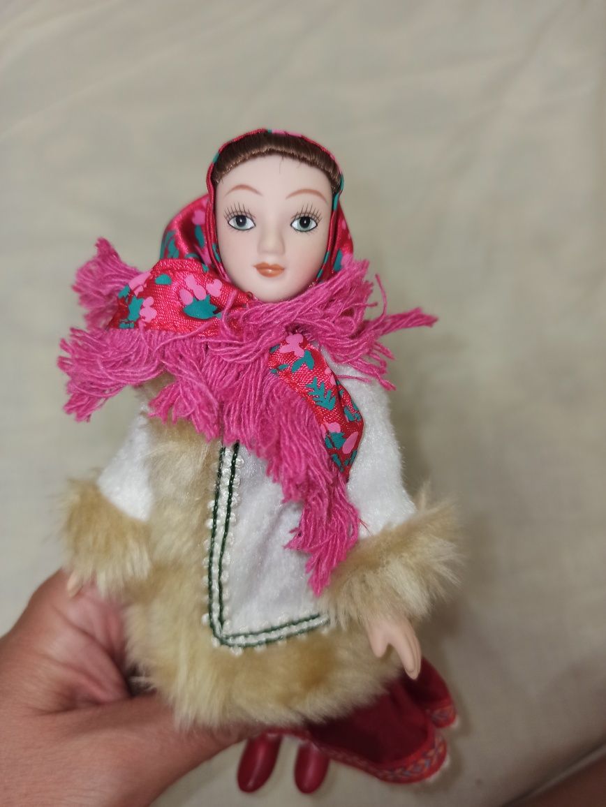 Фарфорова лялька в національному костюмі