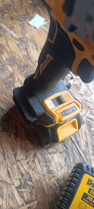 Wkrętarka DeWalt dcd 800 Aku 4ah ładowarka