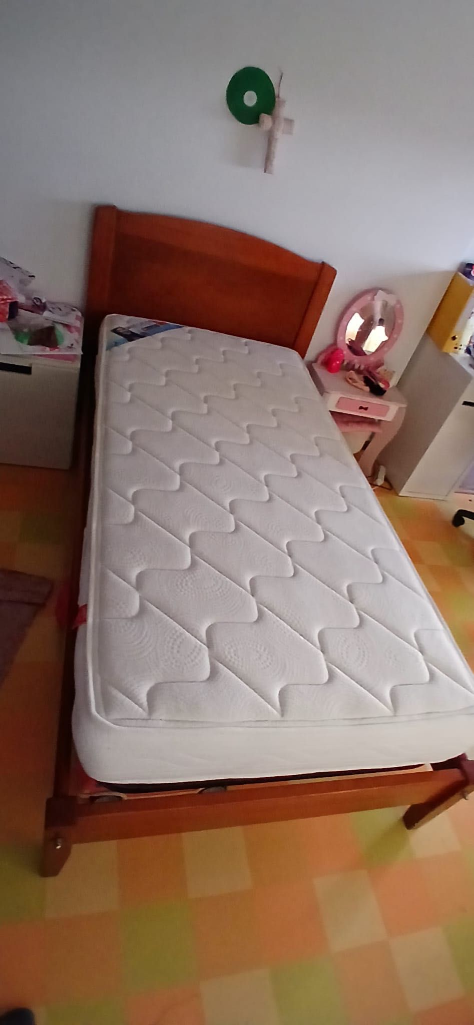 Cama individual com colchão em ótimo estado