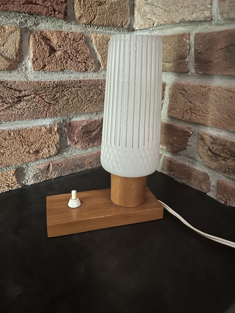 Sprzedam małą lampkę vintage. Lampka ma wysokość 22 cm