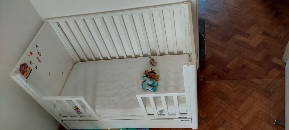 Sprzedam łóżeczko dla dziecka z materacem.