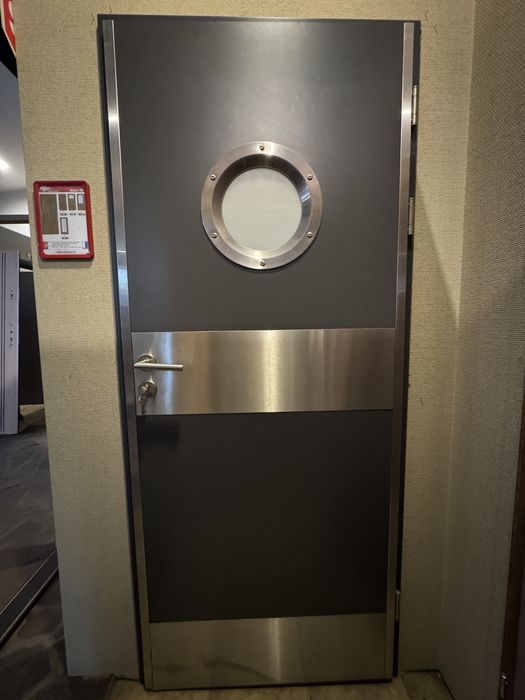 Drzwi z bulajem i okładzinami stalowymi z ościeżnicą