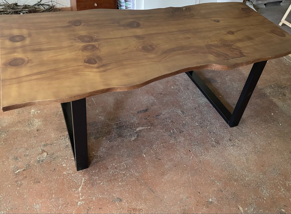 Mesa em madrira maciça - nova