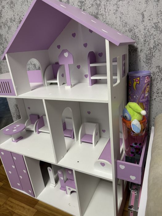 Будиночок для барбі з меблями.