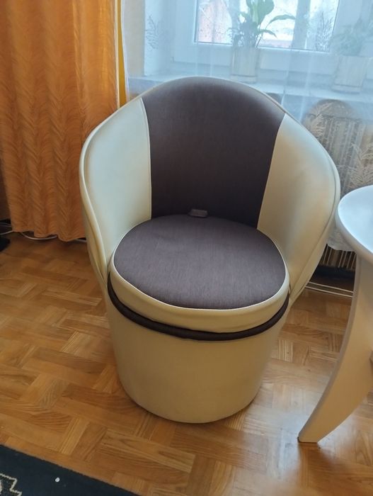 Pufy ze skóry ekologicznej.