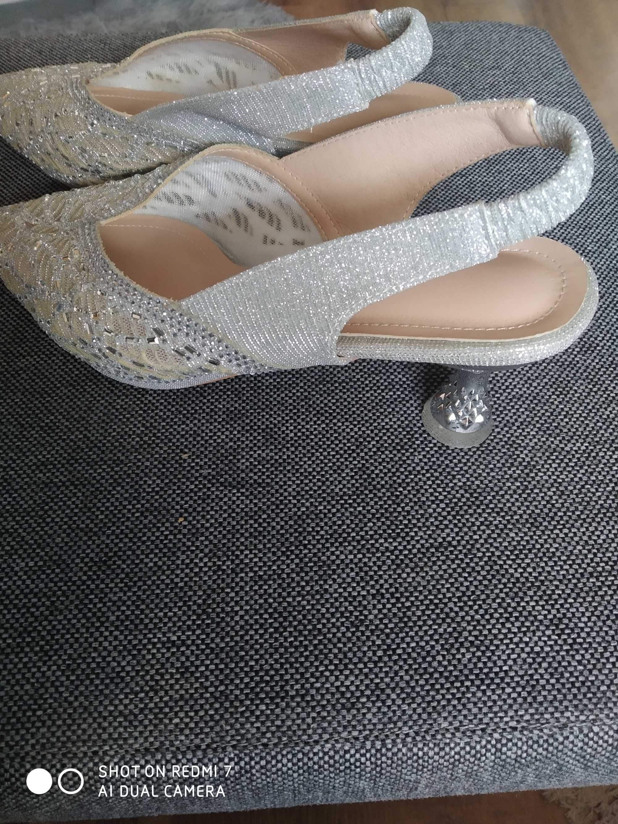 Buty damskie błyszczące