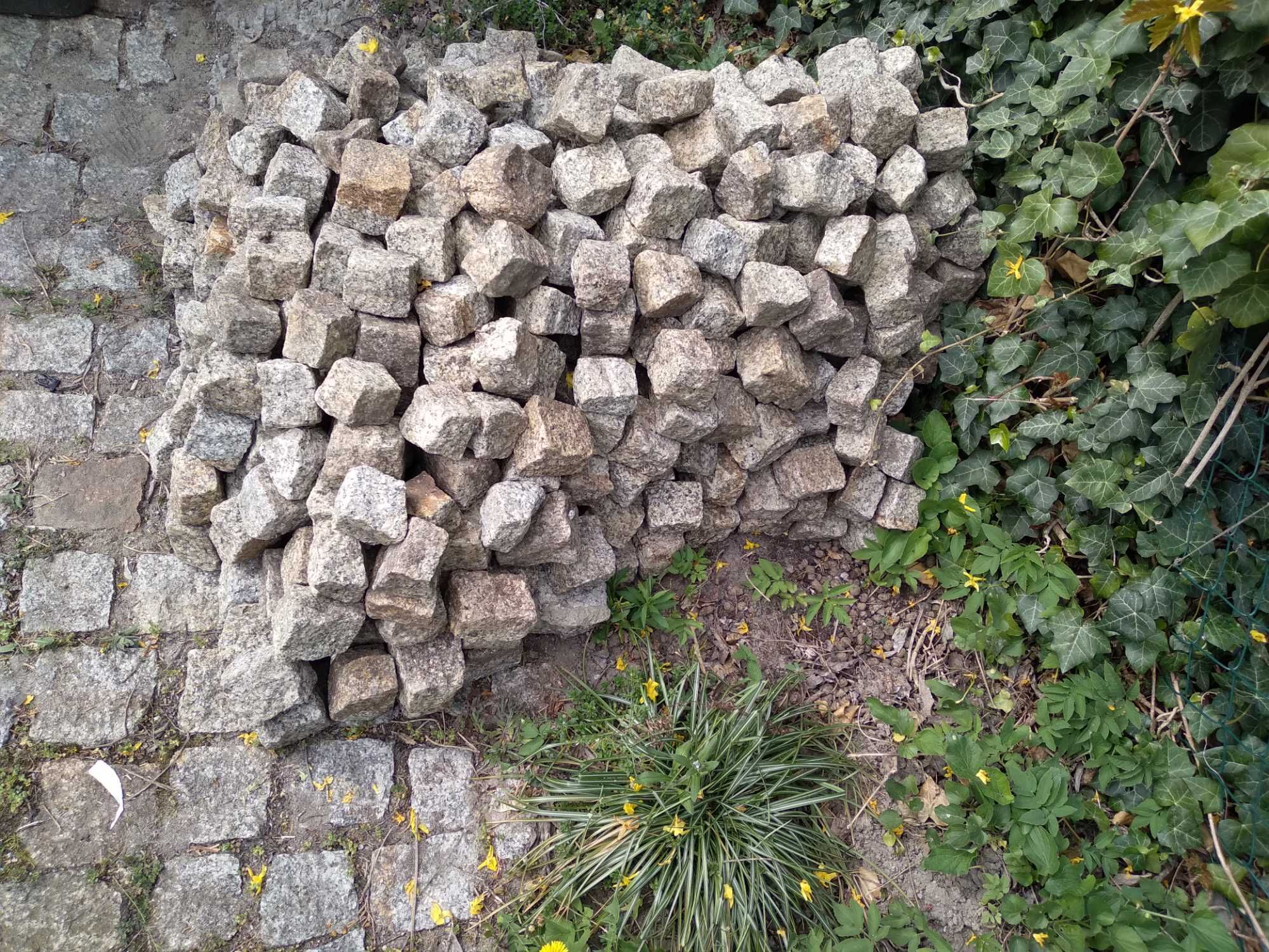 Kostka granitowa nieregularna łupana