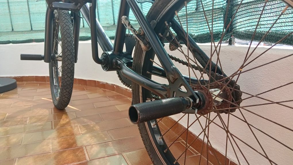 Bicicleta BMX com peseiras p/manobras