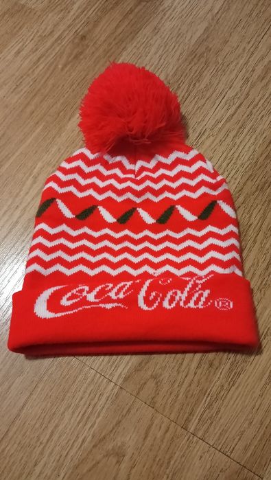 Czapka coś cola.