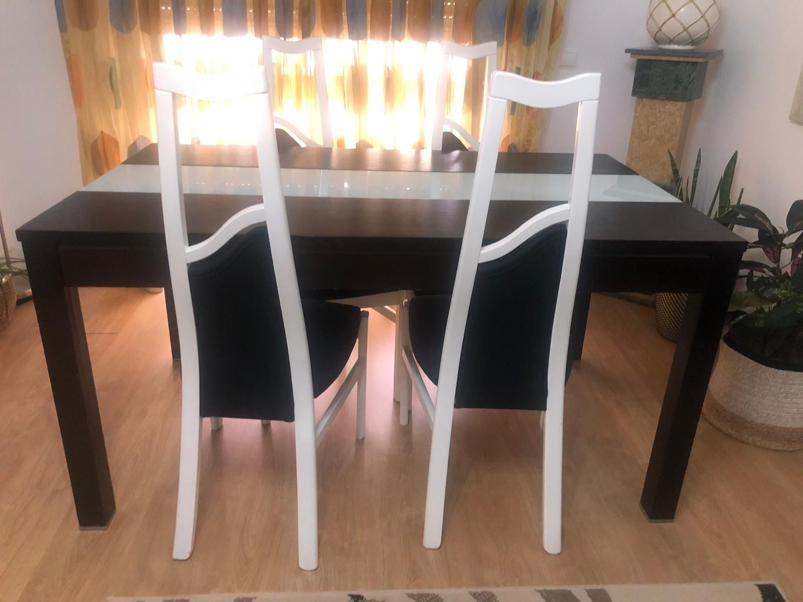 Mesa de jantar com 4 cadeiras. Em bom estado