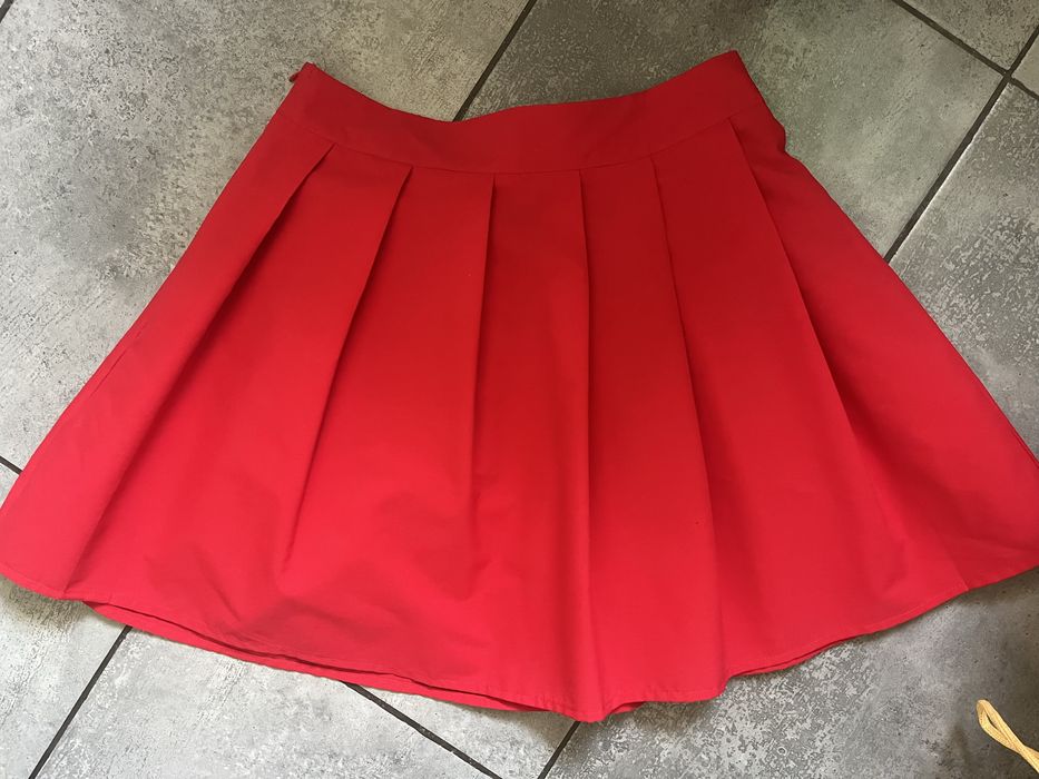 Червона спідниця