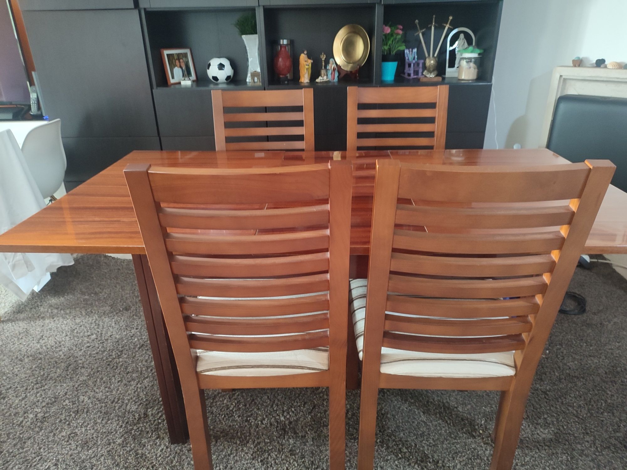 Mesa extensível de jantar com 4 cadeiras