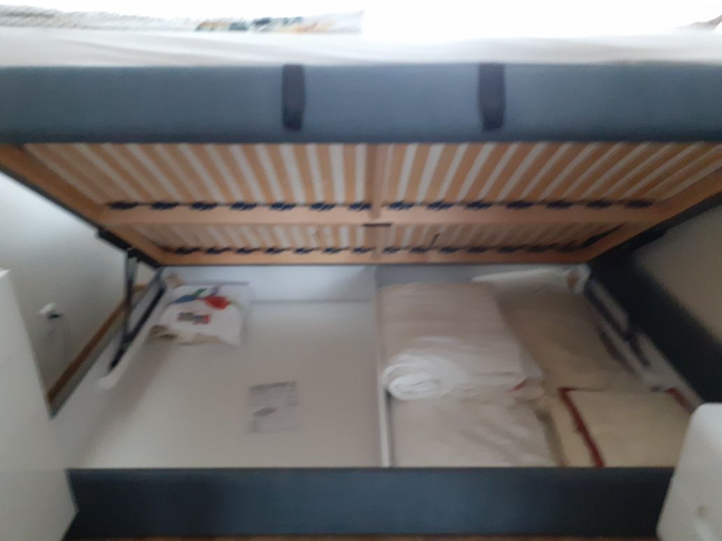 Łóżko z materacem 140x200- sprzedam
