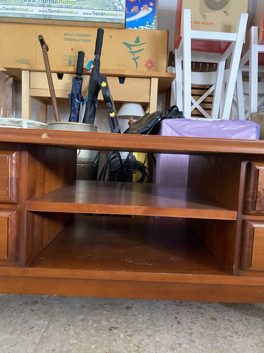 Mesa de centro castanha com maecas de uso
