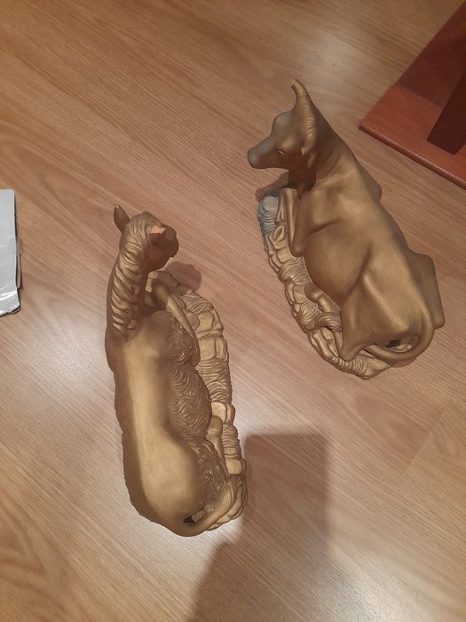 Duas figuras para enfeitar o seu presépio  o burro e a vaca.