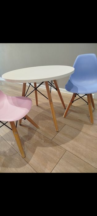 Stolik dziecięcy z krzesełkami