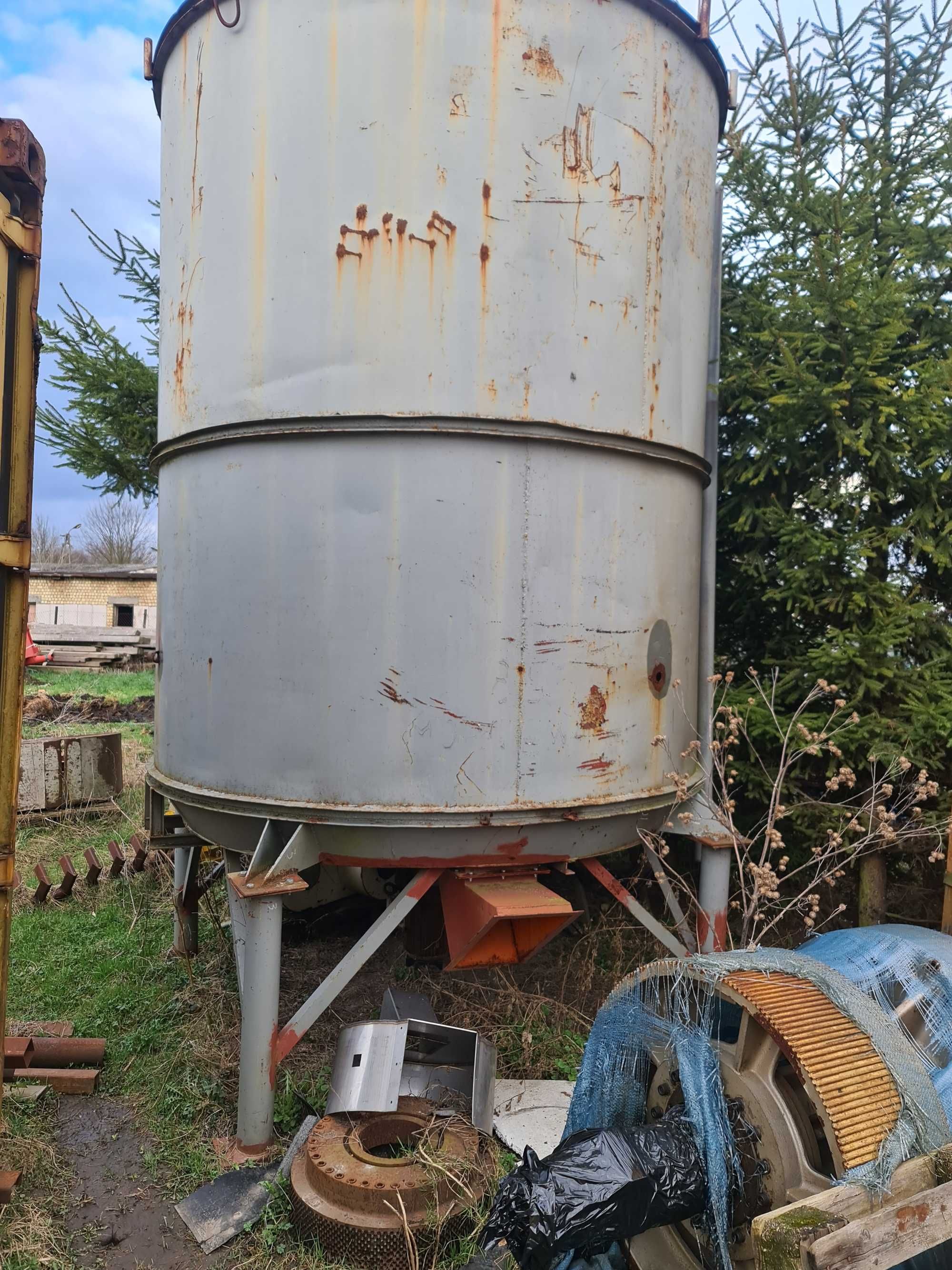 Zbiornik bufor podający trocin i nie tylko