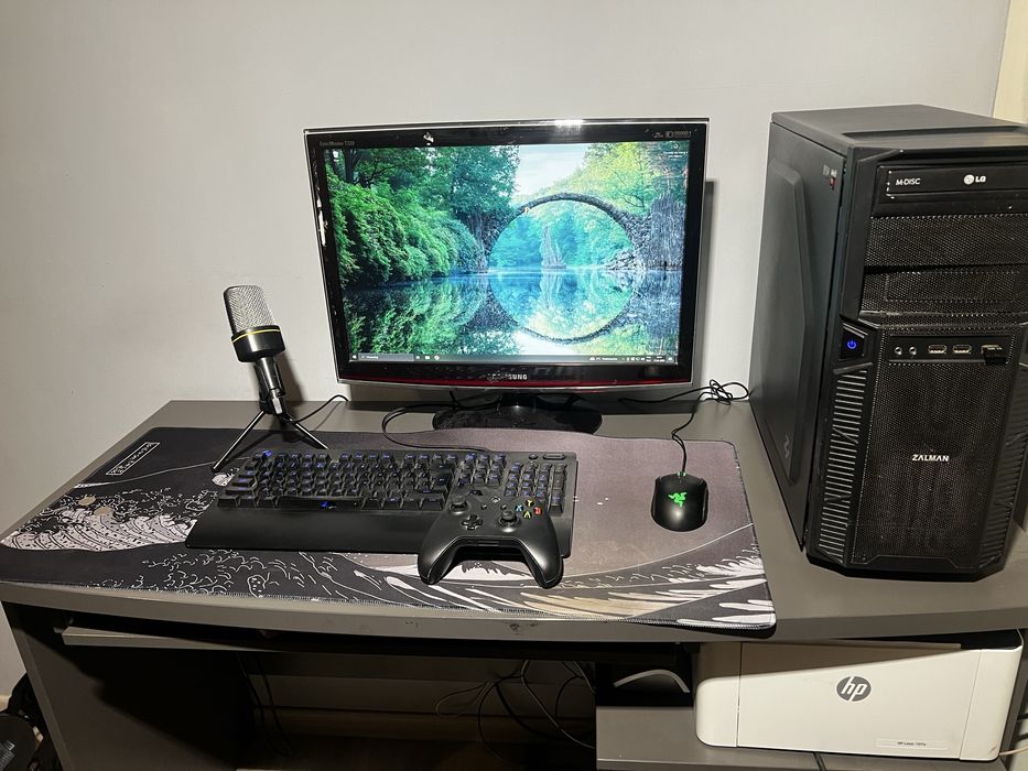 Komputer z biurkiem oraz akcesoriami