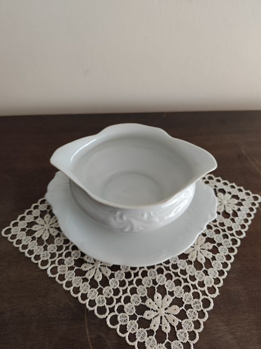 Porcelanowa sosierka z czasów PRL-u sygnowana Wawel