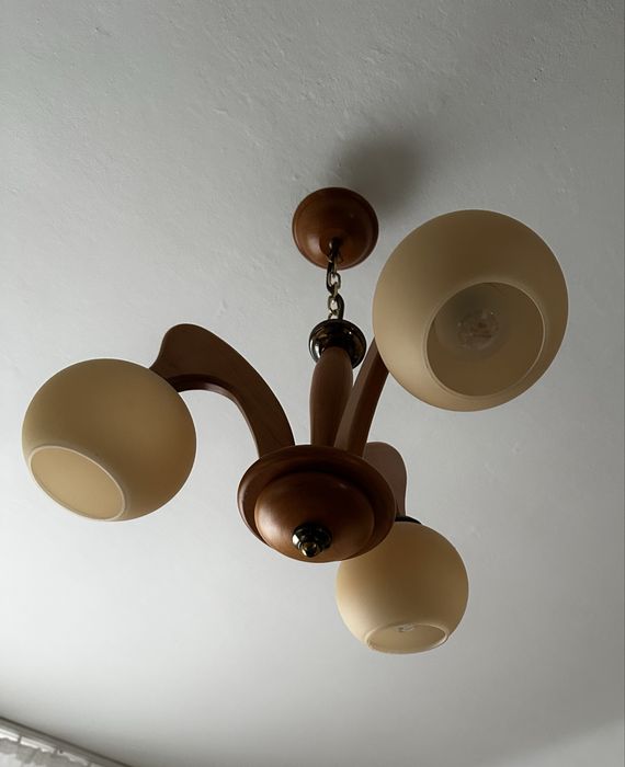 Mały stolik kawowy + żyrandol