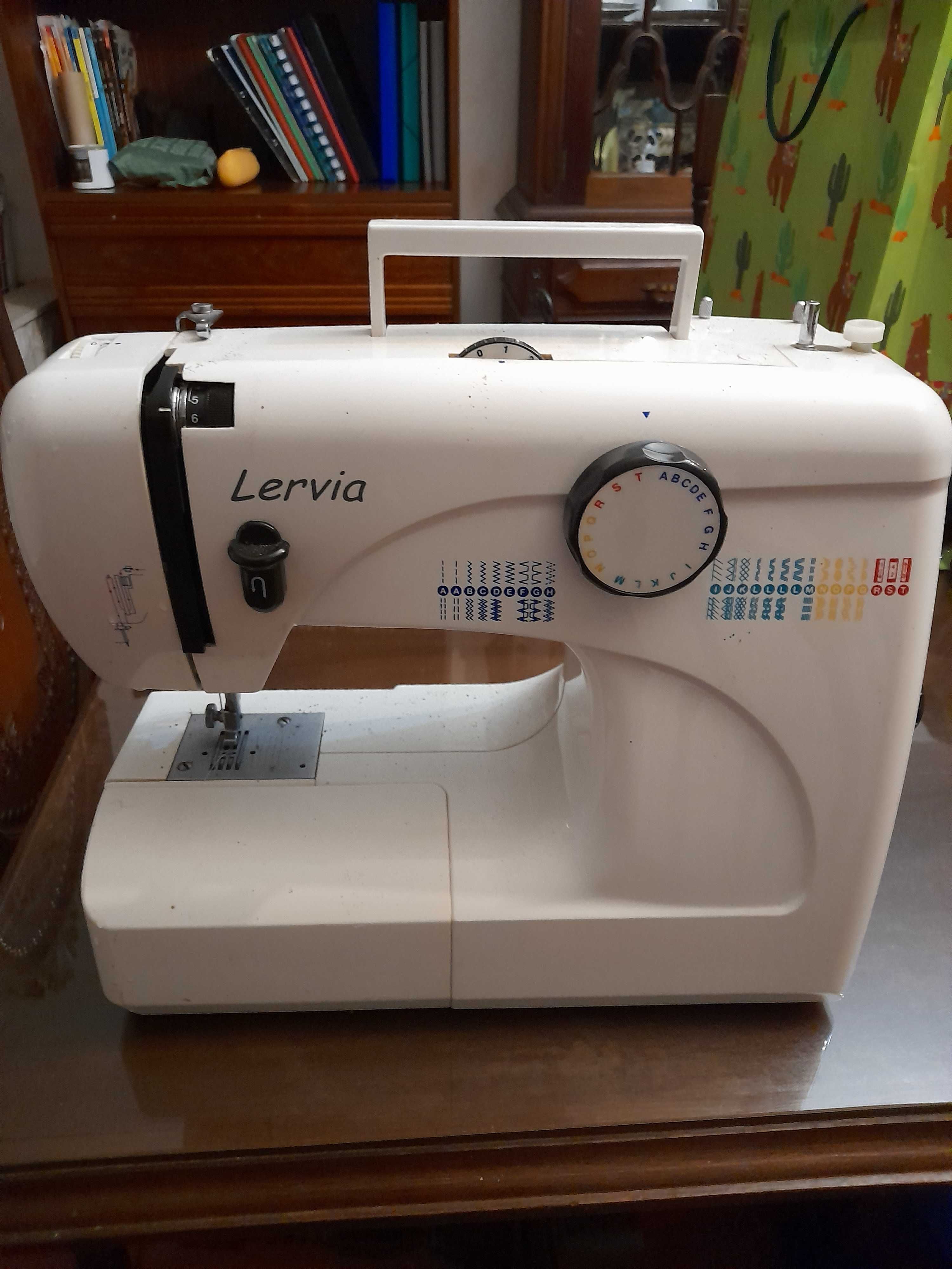 Máquina de costura nova.