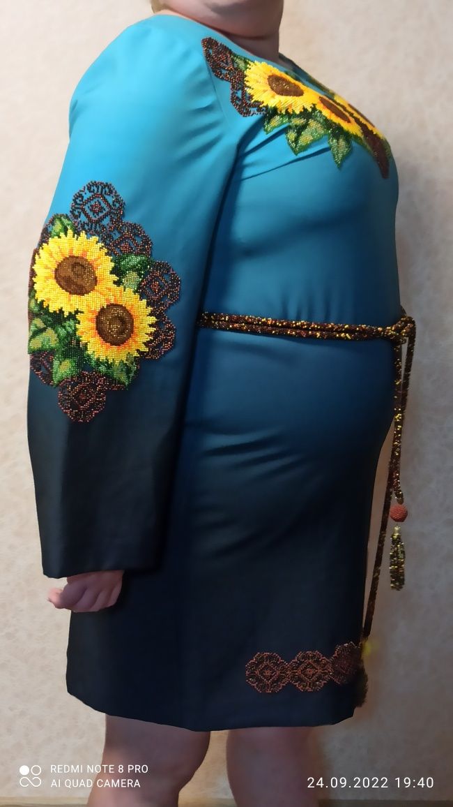 Шикарное платье вышито чешским бисером