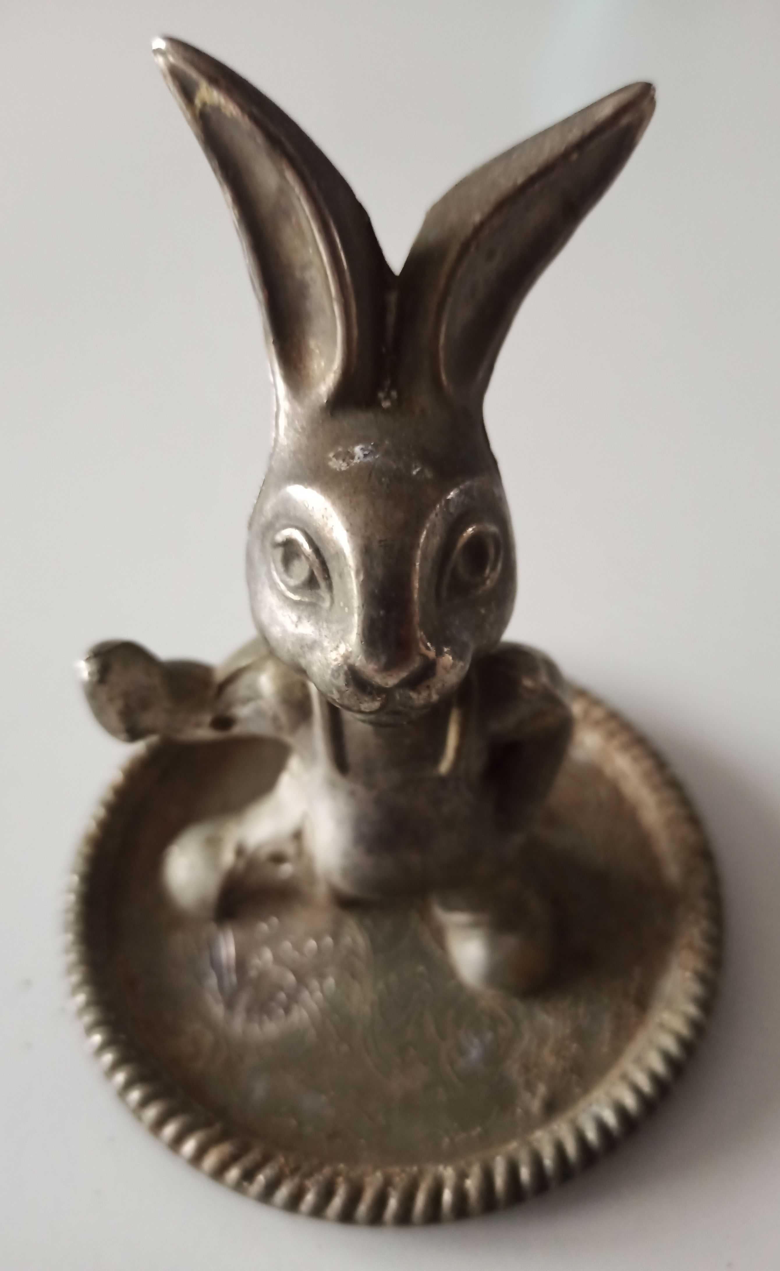królik na okrągłej podstawce figurka srebrna platerowana 9,5 cm