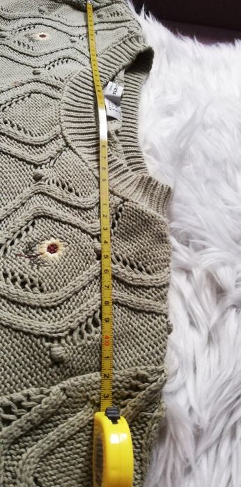 Oliwkowy sweterek firmy Stradivarius 36