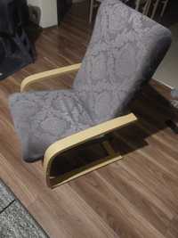 Fotel  z drewnianym oparciem