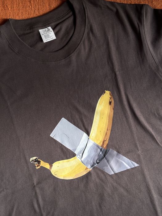 T-Shirt Maurizio Cattelan tamanho S