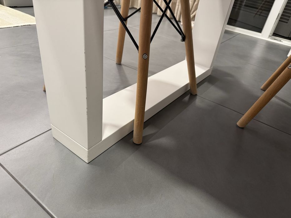 Mesa em madeira extencivel.