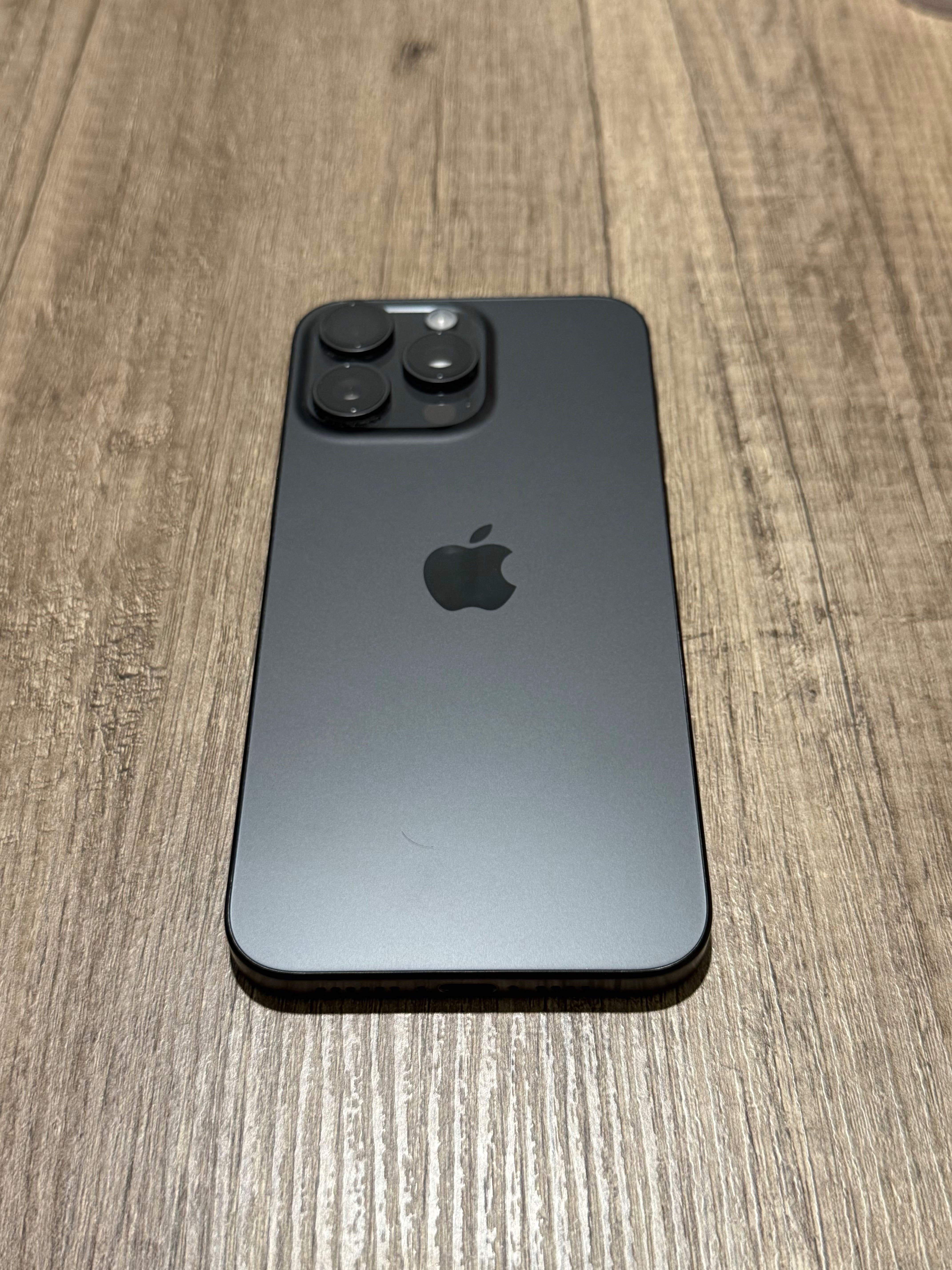 iPhone 15 Pro Max 256GB — Titânio Escuro — Como novo, com garantia